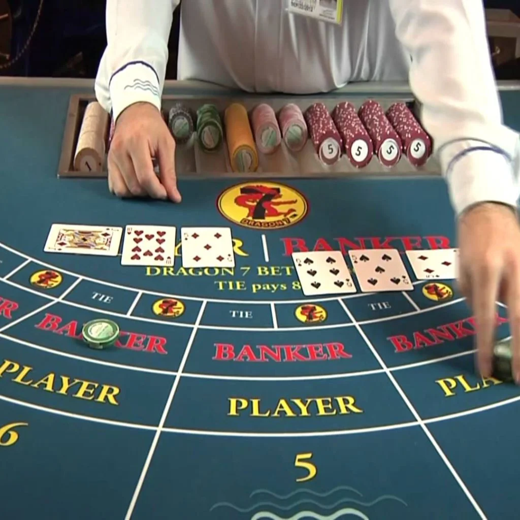 Mesa de bacará elegante en casino de lujo
